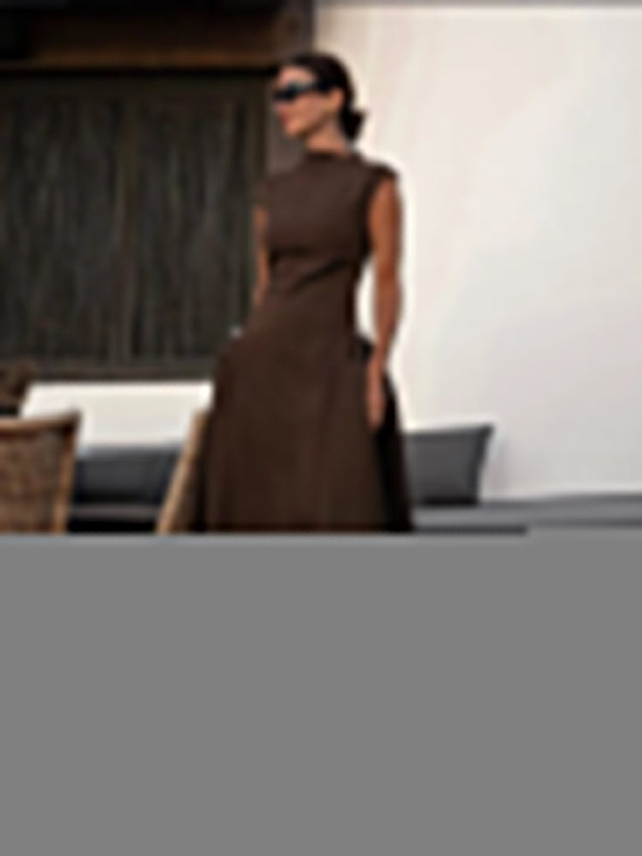 Elegantes langärmeliges Maxikleid mit hohem Ausschnitt und fließendem Saum, ideal für festliche Anlässe und Abendveranstaltun