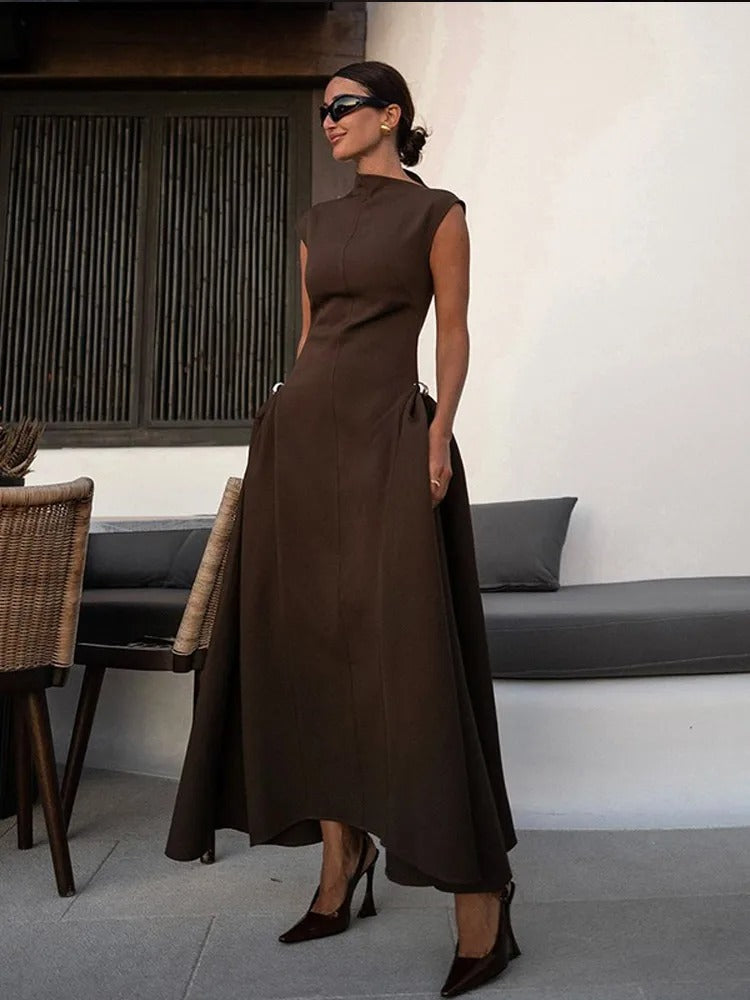 Elegantes langärmeliges Maxikleid mit hohem Ausschnitt und fließendem Saum, ideal für festliche Anlässe und Abendveranstaltun