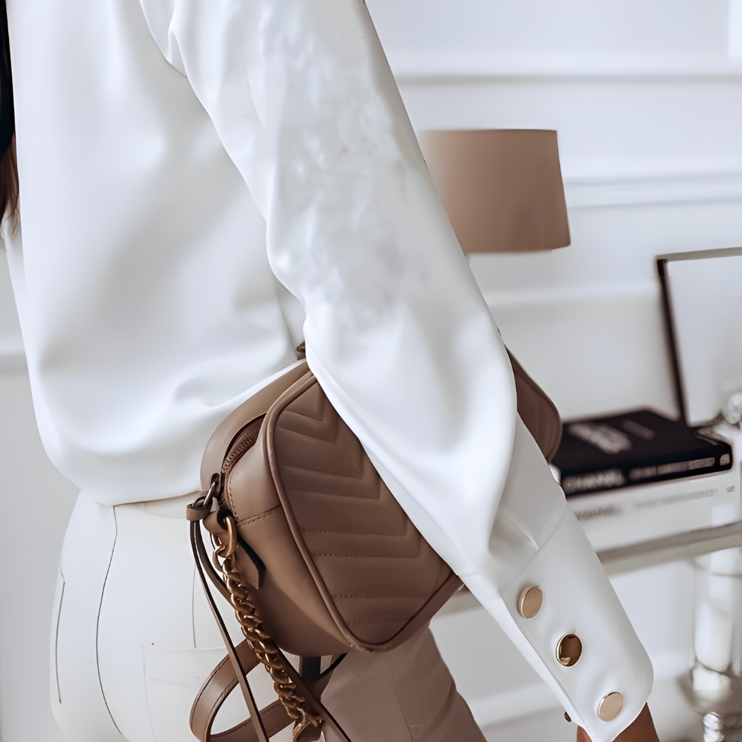 Elegantes langärmliges Damenhemd in Button-Down-Design, vielseitig für Business und Freizeit, aus hochwertigen Materialien.