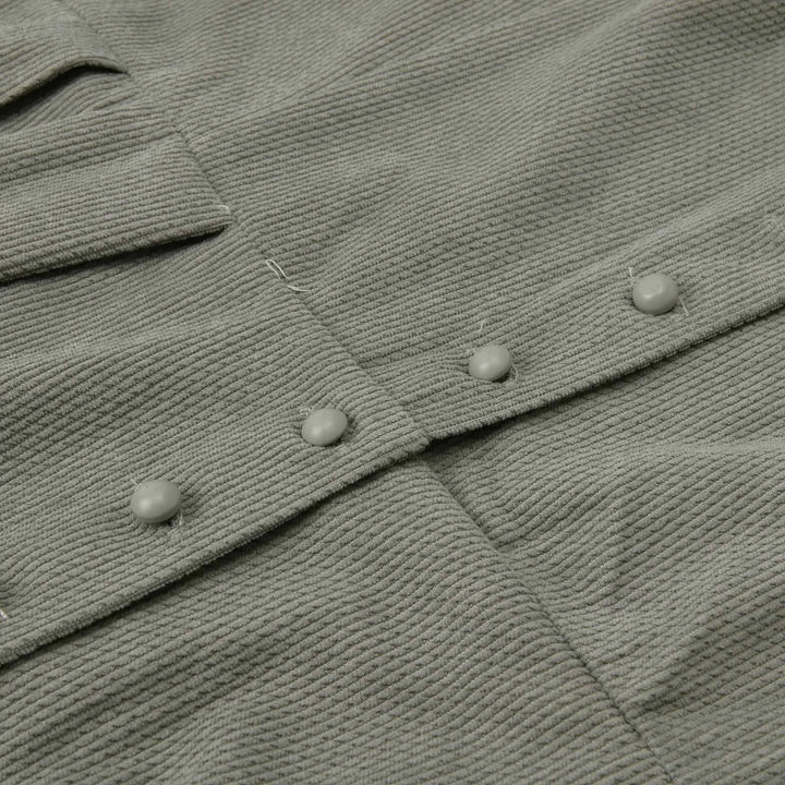 "Elegantes langärmliges Dirndlkleid für Damen, Midi-Länge, mit aufwändiger Stickerei und Schleifenakzent in traditionellem De
