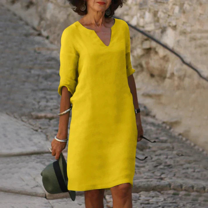 Elegantes Leinen-Sommerkleid für Damen, V-Ausschnitt, knielang, in Beige, leicht und luftig für heiße Tage.