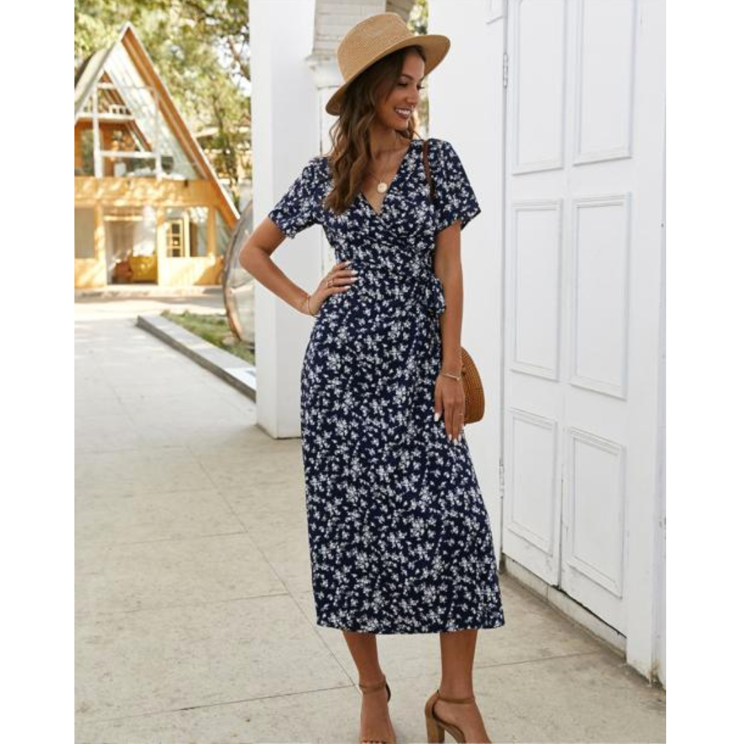 "Elegantes, luftiges Damen Sommerkleid in Rot, perfekt für warme Tage, vielseitig kombinierbar mit schlichten Accessoires."