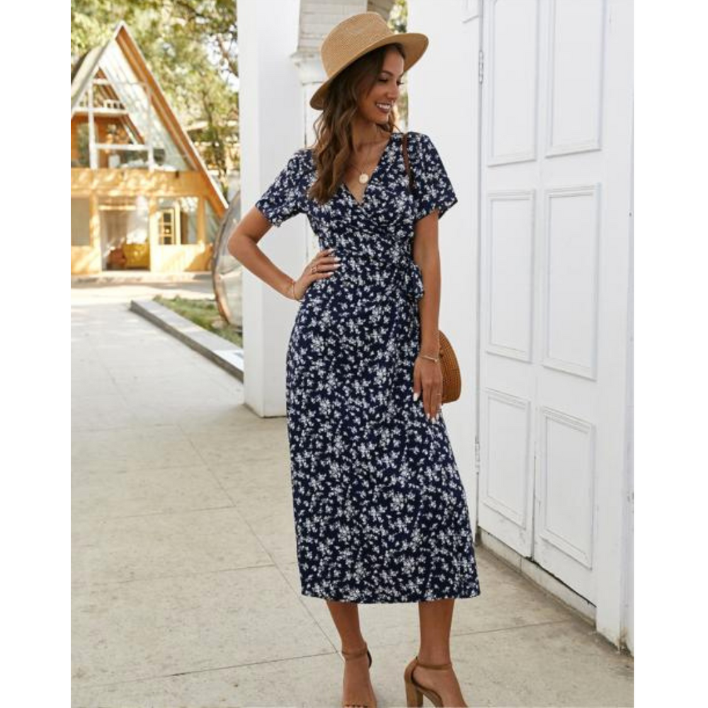 "Elegantes, luftiges Damen Sommerkleid in Rot, perfekt für warme Tage, vielseitig kombinierbar mit schlichten Accessoires."