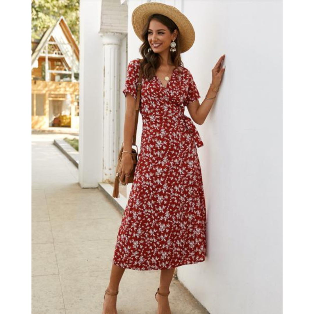 "Elegantes, luftiges Damen Sommerkleid in Rot, perfekt für warme Tage, vielseitig kombinierbar mit schlichten Accessoires."