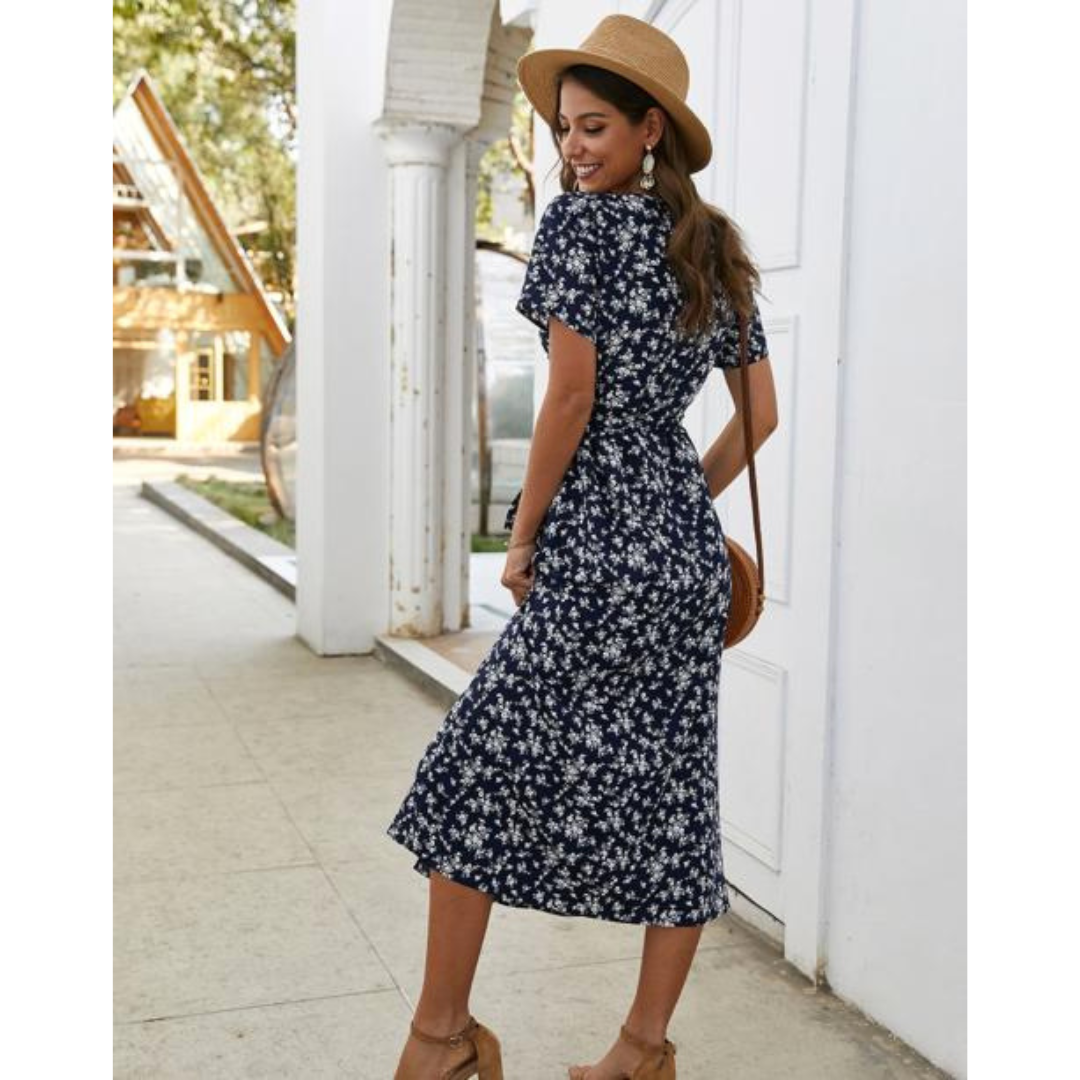 "Elegantes, luftiges Damen Sommerkleid in Rot, perfekt für warme Tage, vielseitig kombinierbar mit schlichten Accessoires."