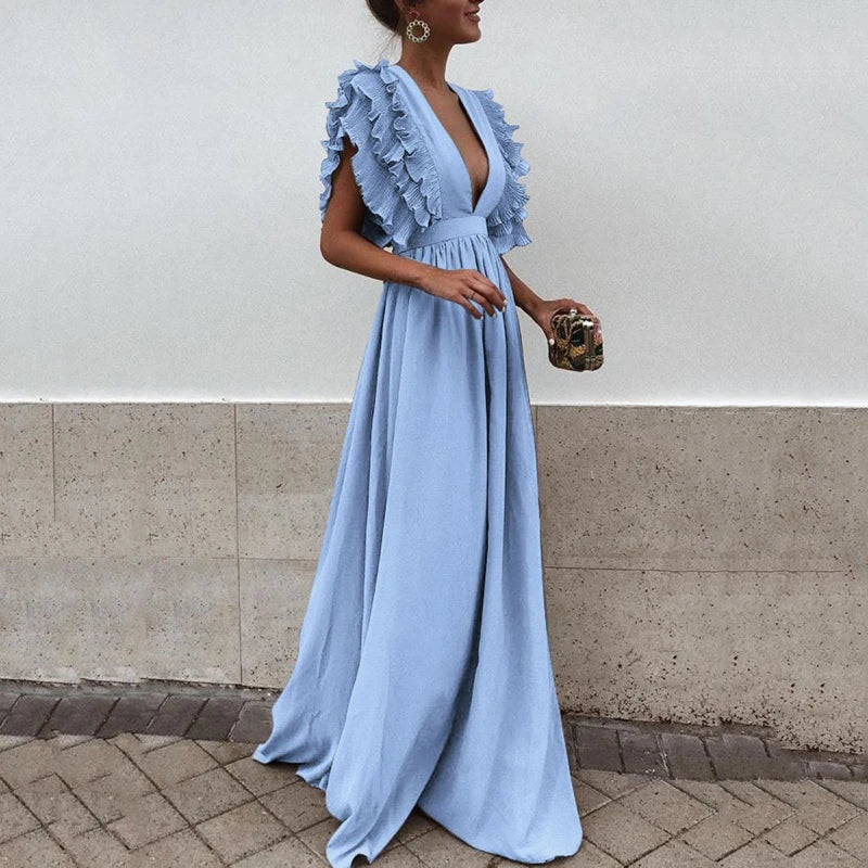 "Elegantes Maxi-Kleid in fließender Silhouette mit zarten smokigen Ärmeln, ideal für Hochzeitsgäste."