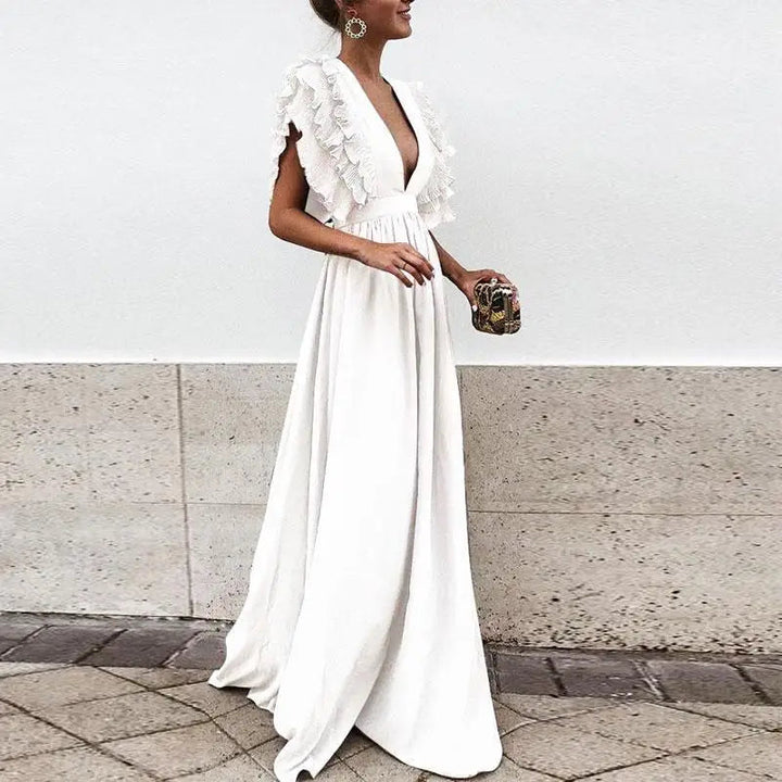 "Elegantes Maxi-Kleid in fließender Silhouette mit zarten smokigen Ärmeln, ideal für Hochzeitsgäste."