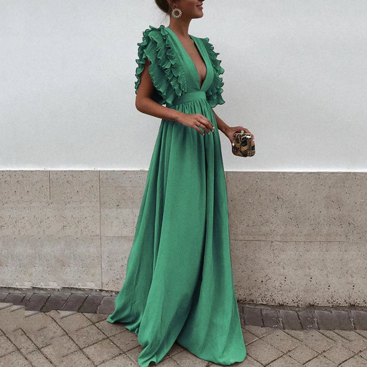 "Elegantes Maxi-Kleid in fließender Silhouette mit zarten smokigen Ärmeln, ideal für Hochzeitsgäste."