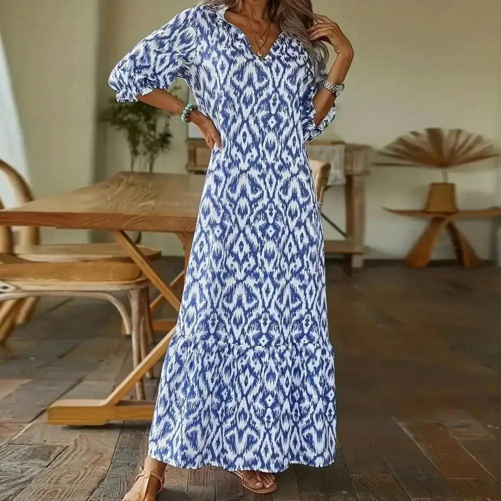 Elegantes Maxikleid für Damen, Sommerstil, aus leichtem, atmungsaktivem Stoff, fließende Silhouette, sanfte Farben.