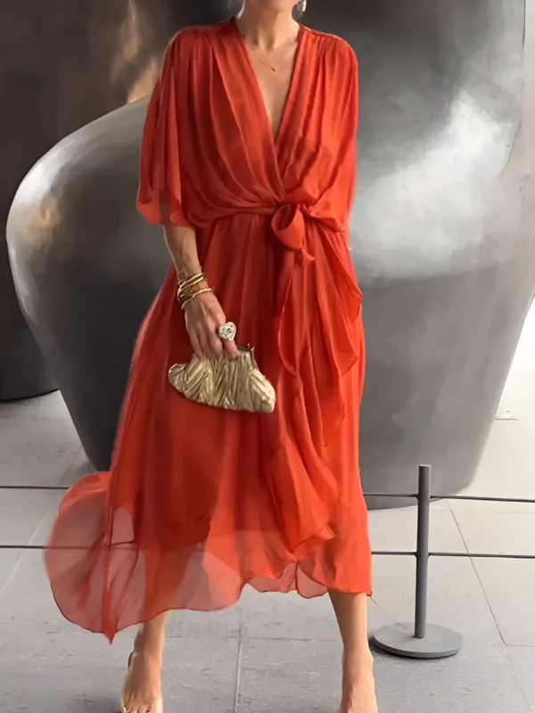 "Elegantes Midi Baumwollkleid im Wickeldesign, Vorderansicht, ideal für Feste, kombiniert Modernität und Komfort."