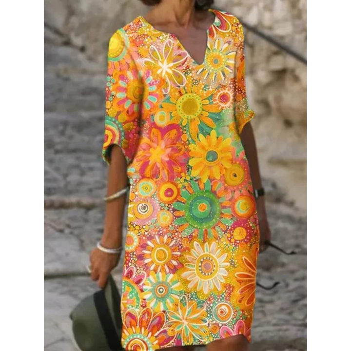 Elegantes Midi-Sommerkleid mit lebhaftem Blumenmuster, V-Ausschnitt, ideal für Damenmode in der warmen Jahreszeit.