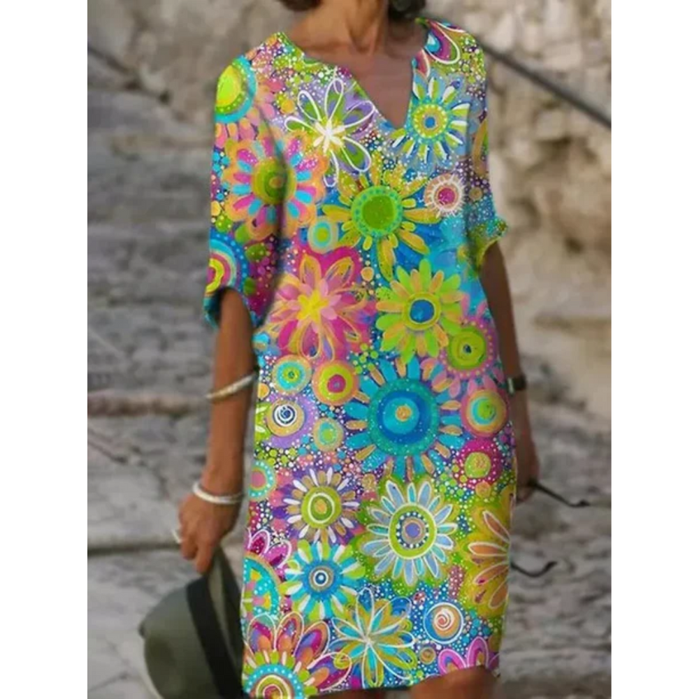 Elegantes Midi-Sommerkleid mit lebhaftem Blumenmuster, V-Ausschnitt, ideal für Damenmode in der warmen Jahreszeit.