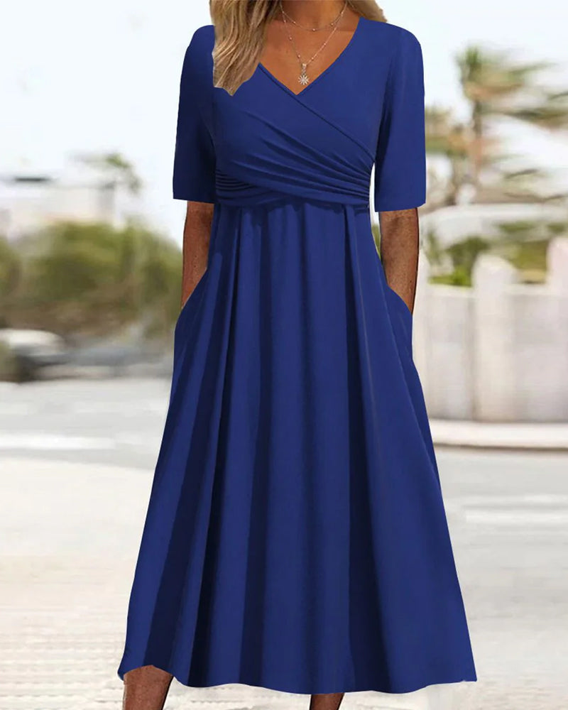 Elegantes Midikleid in klassischem Crossover-Design, leichte fließende Silhouette, ideal für formelle Anlässe.