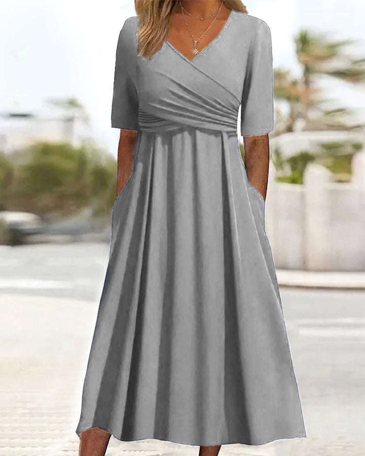 Elegantes Midikleid in klassischem Crossover-Design, leichte fließende Silhouette, ideal für formelle Anlässe.