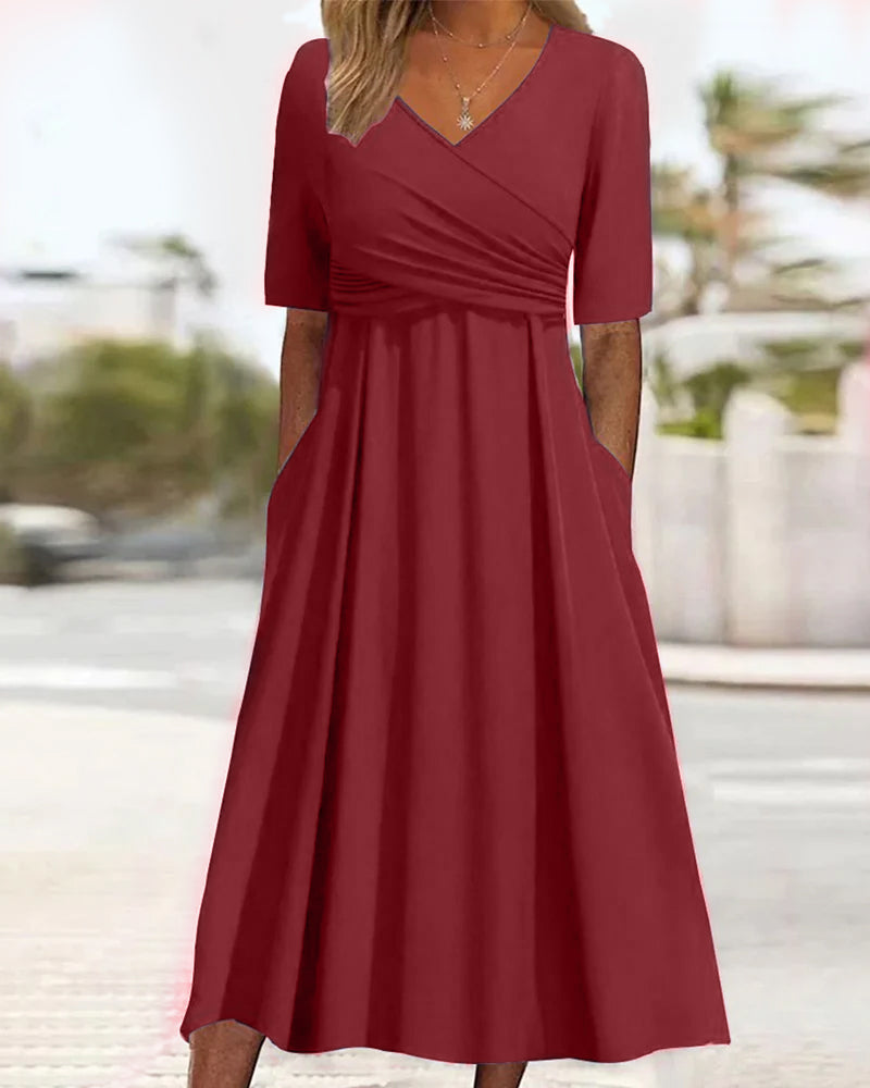 Elegantes Midikleid in klassischem Crossover-Design, leichte fließende Silhouette, ideal für formelle Anlässe.