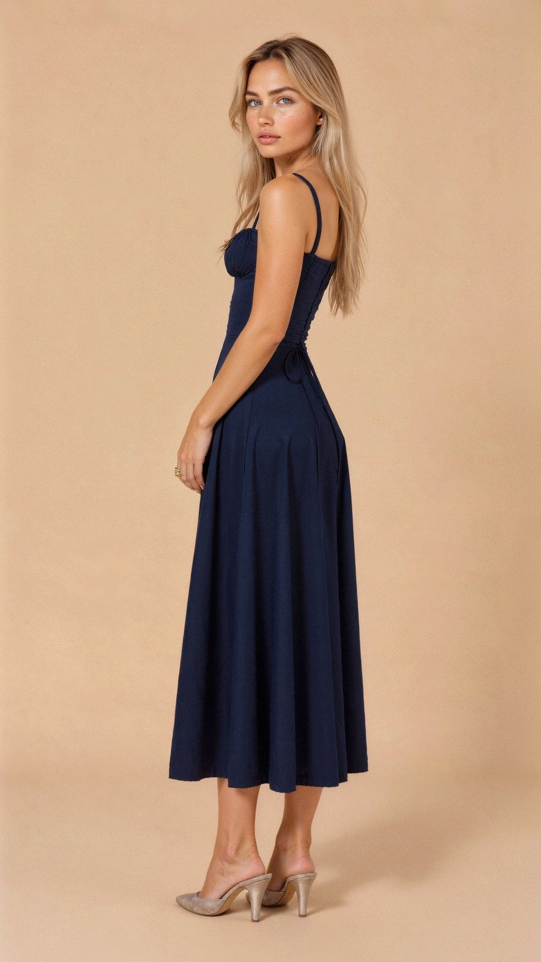 "Elegantes Midikleid mit Korsett-Stil, figurbetontes Oberteil, fließender Rock, ideal für feminine Silhouette."