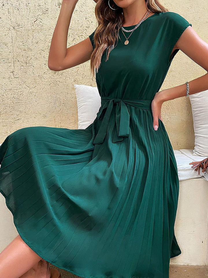 "Elegantes plissiertes Sommerminikleid, luftig und leicht, perfekt für warme Tage und vielseitige Anlässe."