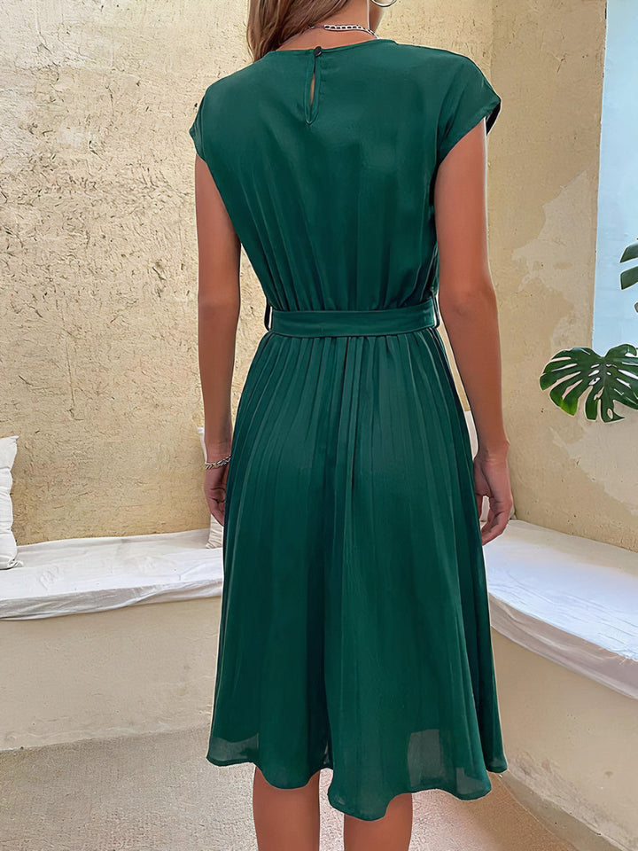"Elegantes plissiertes Sommerminikleid, luftig und leicht, perfekt für warme Tage und vielseitige Anlässe."