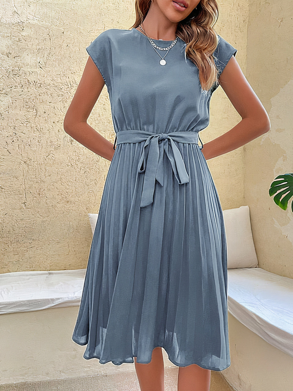 "Elegantes plissiertes Sommerminikleid, luftig und leicht, perfekt für warme Tage und vielseitige Anlässe."
