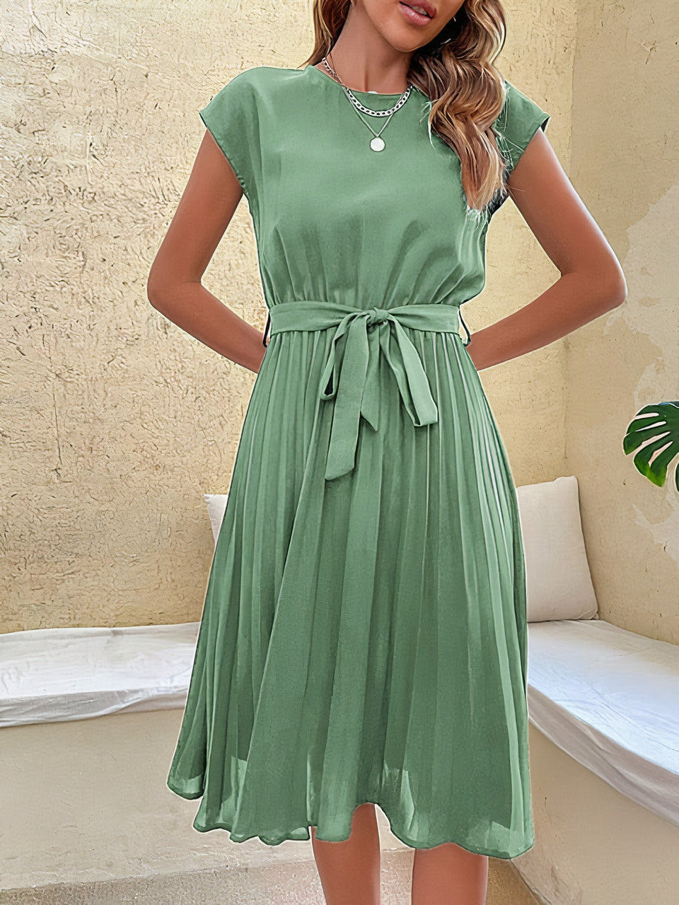 "Elegantes plissiertes Sommerminikleid, luftig und leicht, perfekt für warme Tage und vielseitige Anlässe."