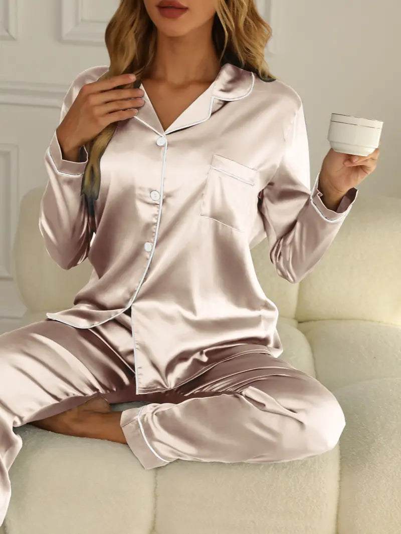 "Elegantes Pyjama-Set Damen, luxuriöses Schlafanzug-Set, Vorderansicht, zeitloses Design, stilvolle, bequeme Passform"
