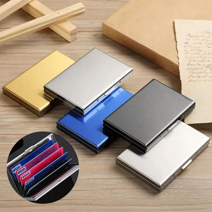"Elegantes RFID-Schutzkartenetui aus Metall, minimalistisch, in Gold, bietet Diebstahlschutz und Platz für 6 Karten."