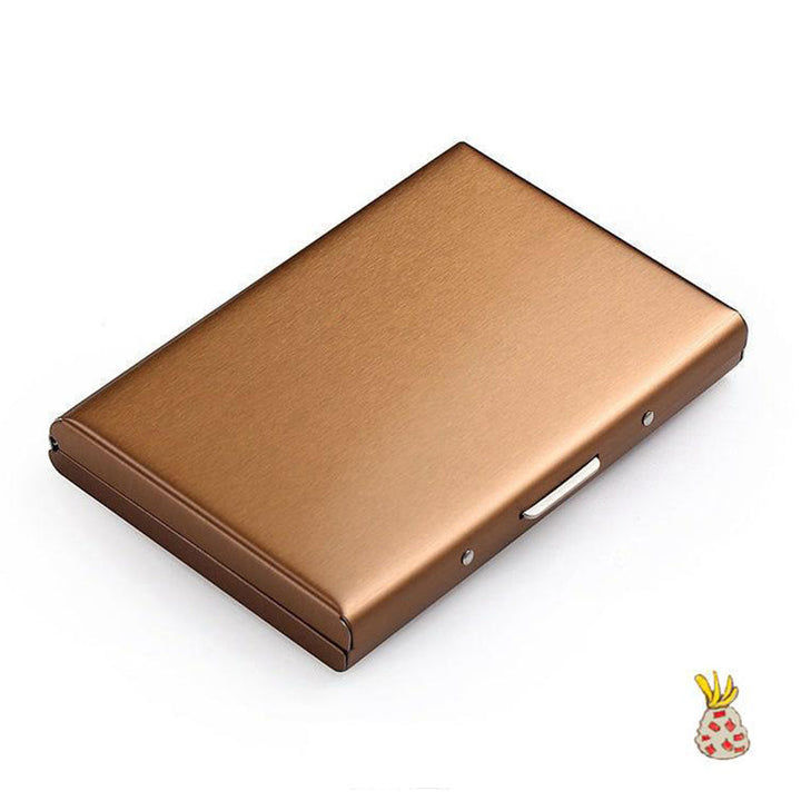 "Elegantes RFID-Schutzkartenetui aus Metall, minimalistisch, in Gold, bietet Diebstahlschutz und Platz für 6 Karten."
