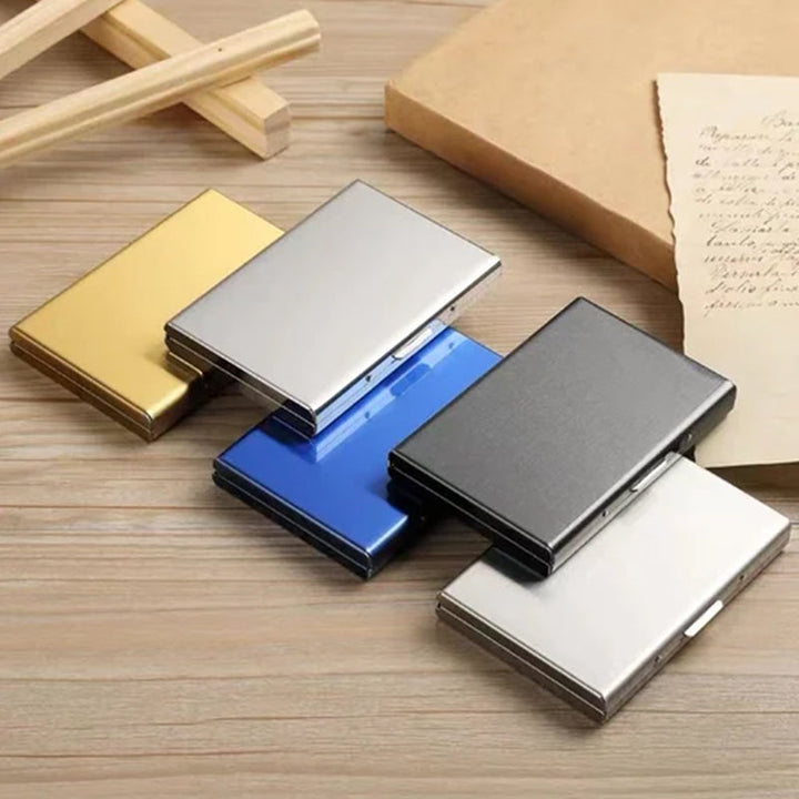 "Elegantes RFID-Schutzkartenetui aus Metall, minimalistisch, in Gold, bietet Diebstahlschutz und Platz für 6 Karten."