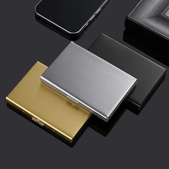 "Elegantes RFID-Schutzkartenetui aus Metall, minimalistisch, in Gold, bietet Diebstahlschutz und Platz für 6 Karten."