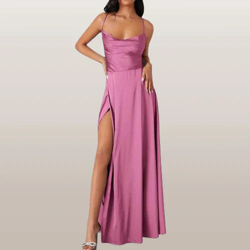 Elegantes rosa Maxikleid mit hohem Schlitz und Wasserfallausschnitt, ideal für besondere Anlässe und elegante Events.