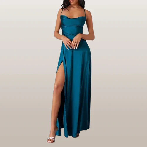 Elegantes rosa Maxikleid mit hohem Schlitz und Wasserfallausschnitt, ideal für besondere Anlässe und elegante Events.