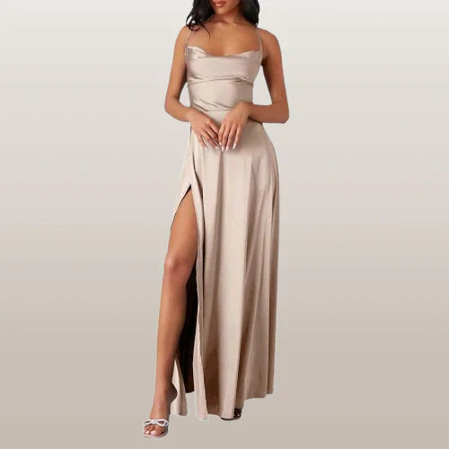 Elegantes rosa Maxikleid mit hohem Schlitz und Wasserfallausschnitt, ideal für besondere Anlässe und elegante Events.