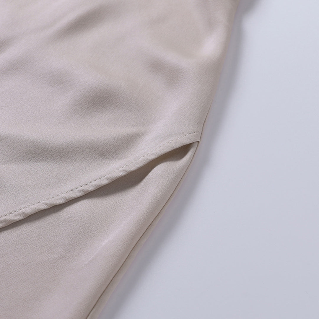 Elegantes Satin-Sommerkleid mit Blumenmuster, langem Schlitz und luftiger Passform für Damen, ideal für sommerliche Anlässe.