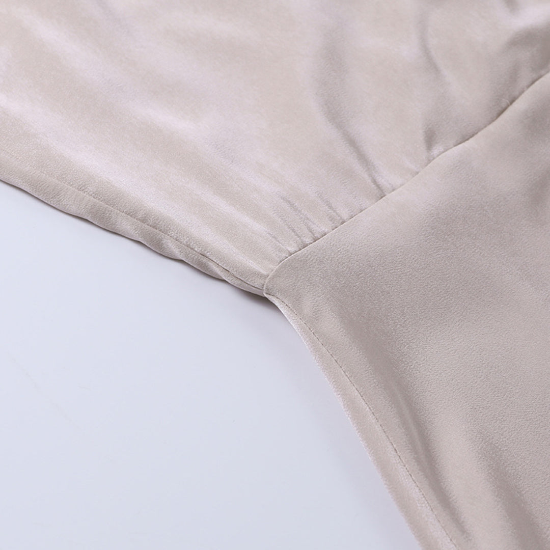 Elegantes Satin-Sommerkleid mit Blumenmuster, langem Schlitz und luftiger Passform für Damen, ideal für sommerliche Anlässe.