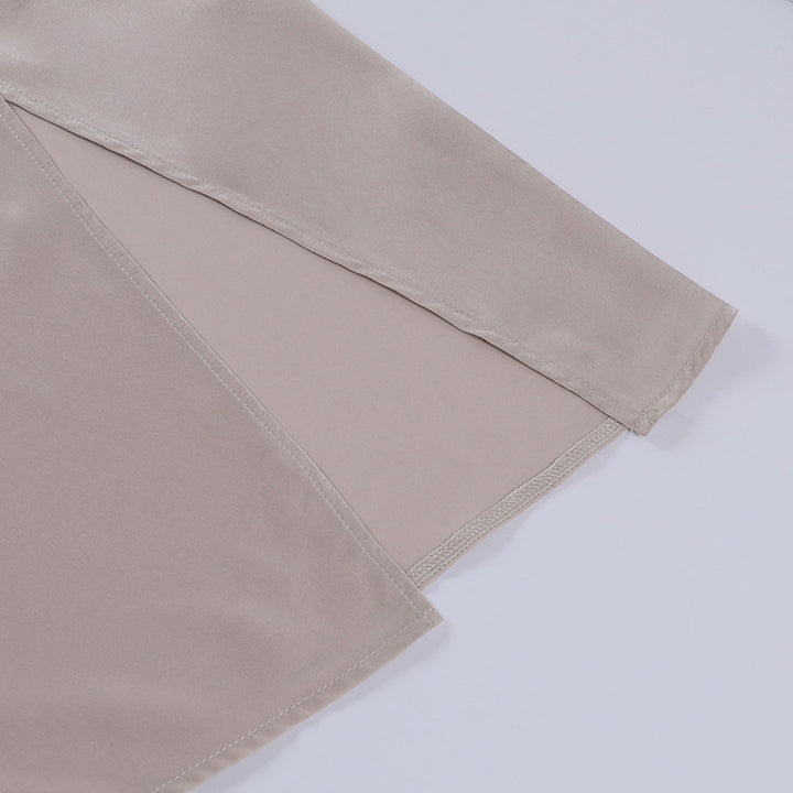 Elegantes Satin-Sommerkleid mit Blumenmuster, langem Schlitz und luftiger Passform für Damen, ideal für sommerliche Anlässe.