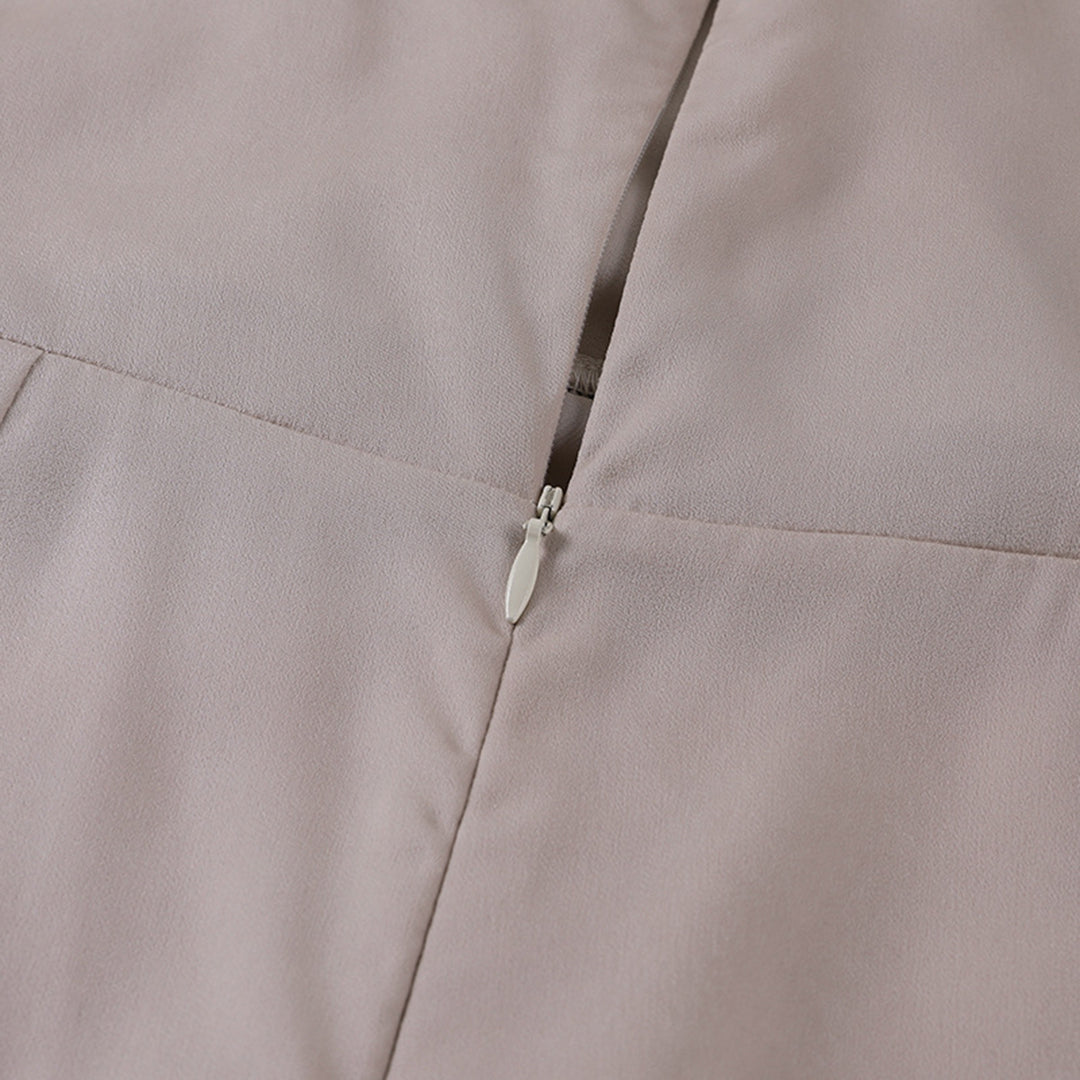 Elegantes Satin-Sommerkleid mit Blumenmuster, langem Schlitz und luftiger Passform für Damen, ideal für sommerliche Anlässe.