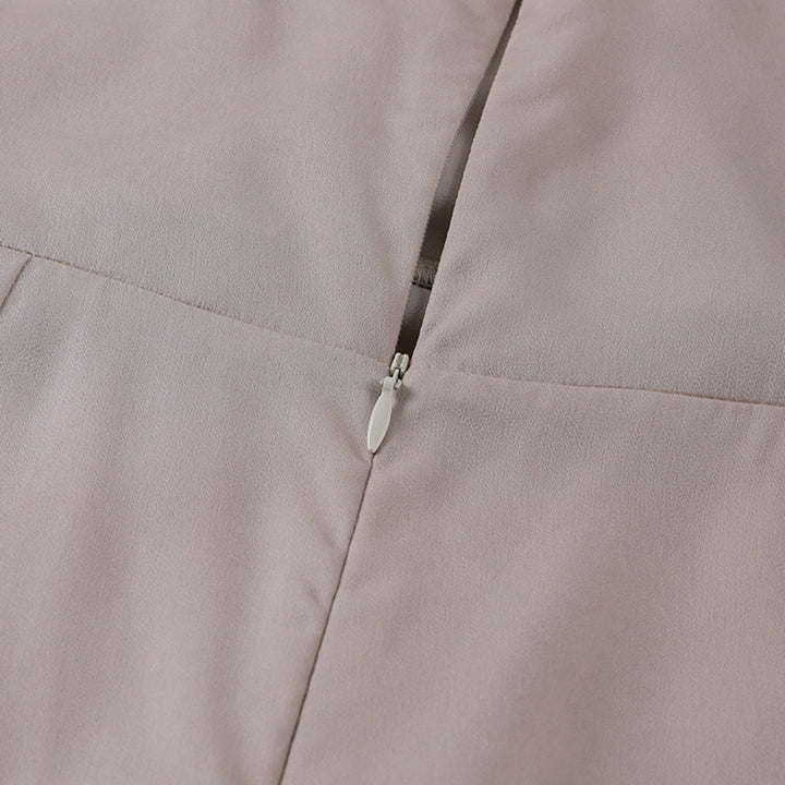 Elegantes Satin-Sommerkleid mit Blumenmuster, langem Schlitz und luftiger Passform für Damen, ideal für sommerliche Anlässe.