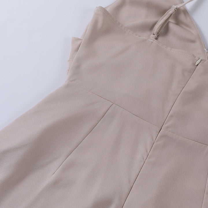 Elegantes Satin-Sommerkleid mit Blumenmuster, langem Schlitz und luftiger Passform für Damen, ideal für sommerliche Anlässe.