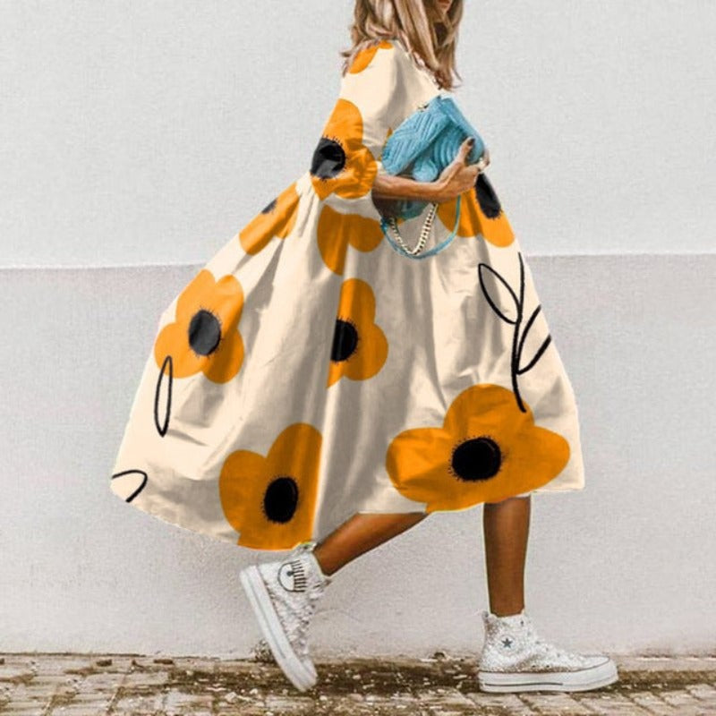 "Elegantes Sommerkleid mit Blumenmuster, luftiger Stoff, bequeme Passform, ideal für stilvolle, unbeschwerte Sommertage."
