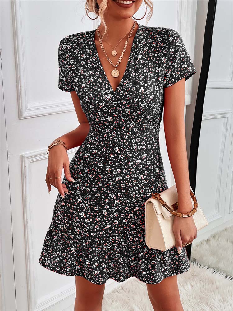 Elegantes Sommerkleid mit floralem Design, weicher Baumwolle, zartem Blumenmuster und femininer Note für Damen.