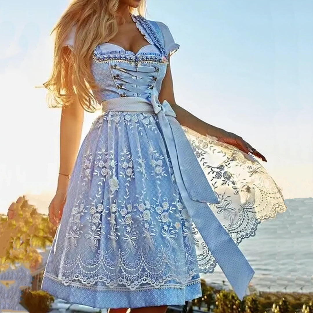 Elegantes traditionelles Dirndl, himmelblau, mit modernen Akzenten und stilvollen Verzierungen, ideal für Festlichkeiten.