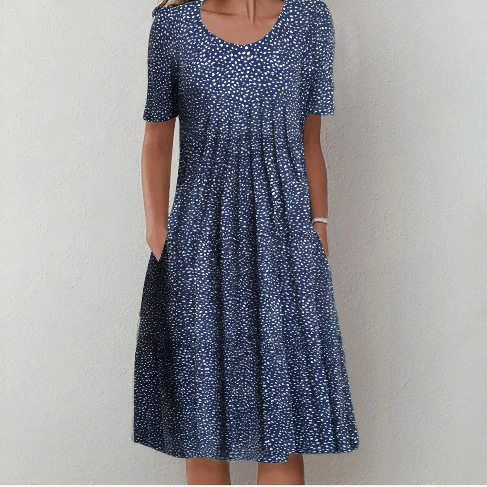 "Elegantes weißes Baumwoll-Sommerkleid für Damen, knielang und fließend, ideal für elegante, sommerliche Anlässe."