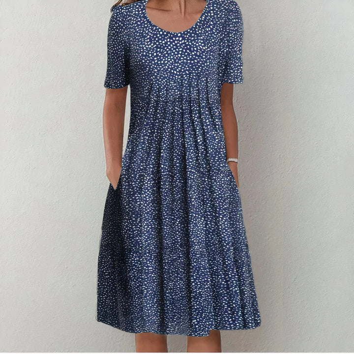 "Elegantes weißes Baumwoll-Sommerkleid für Damen, knielang und fließend, ideal für elegante, sommerliche Anlässe."