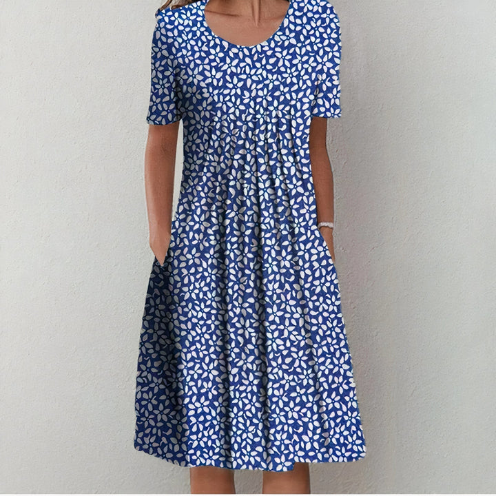 "Elegantes weißes Baumwoll-Sommerkleid für Damen, knielang und fließend, ideal für elegante, sommerliche Anlässe."