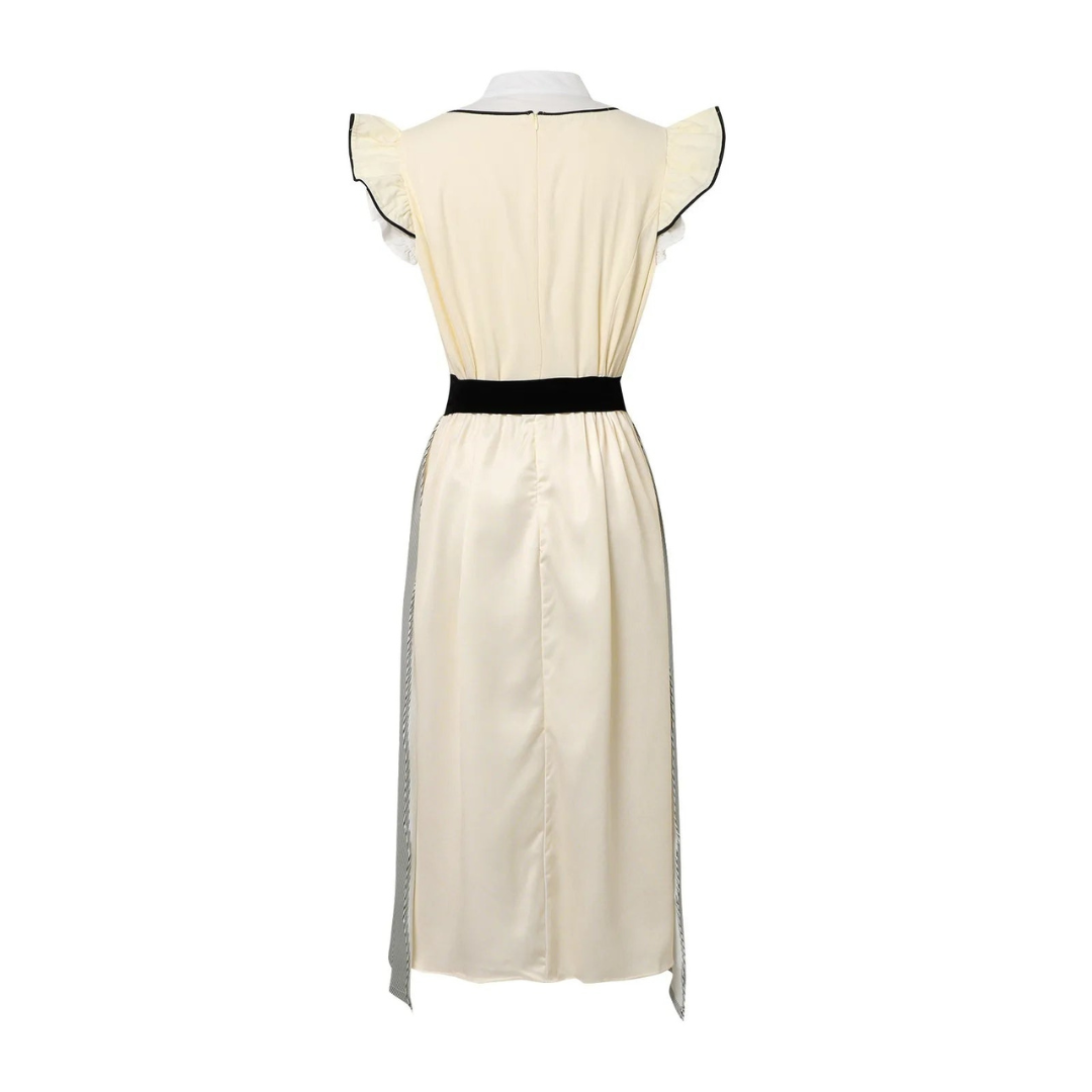 Elegantes weißes Dirndl für Damen, ideal fürs Oktoberfest, mit modernem Design und komfortabler Passform.