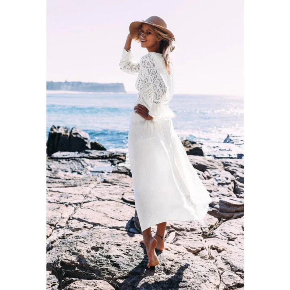 "Elegantes weißes Maxikleid für Damen, ideal für den Sommer am Strand, aus leichtem, luftigen Stoff."