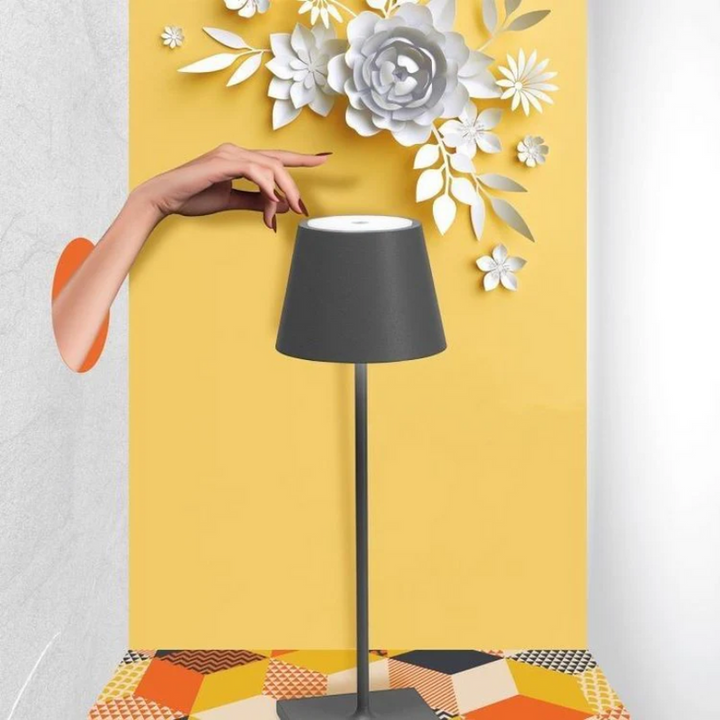 "Energieeffiziente Touch LED-Tischleuchte im minimalistischen Design, ideal für moderne Wohnräume."