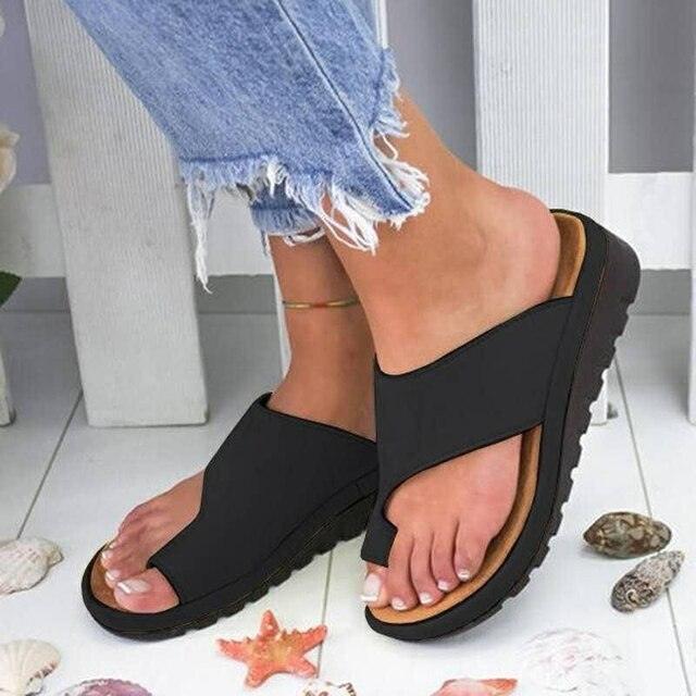 Ergonomische Damen-Ballenzehen-Sandale mit verstellbaren Riemen und spezieller Sohle, ideal zur Fußkorrektur.