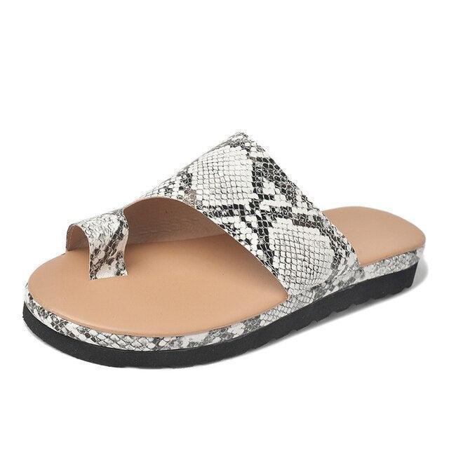 Ergonomische Damen-Ballenzehen-Sandale mit verstellbaren Riemen und spezieller Sohle, ideal zur Fußkorrektur.