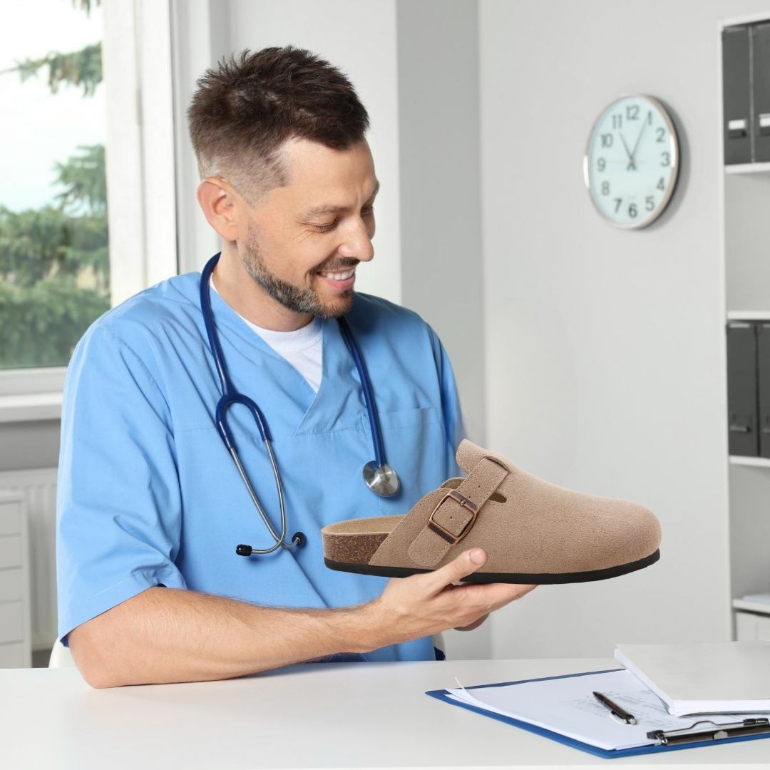 Ergonomische Damen Clogs mit rutschfester Sohle, breitem Zehenbereich und atmungsaktivem Design für Komfort und Sicherheit.